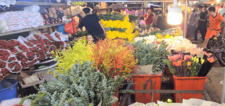 Quang Ba Flower Market