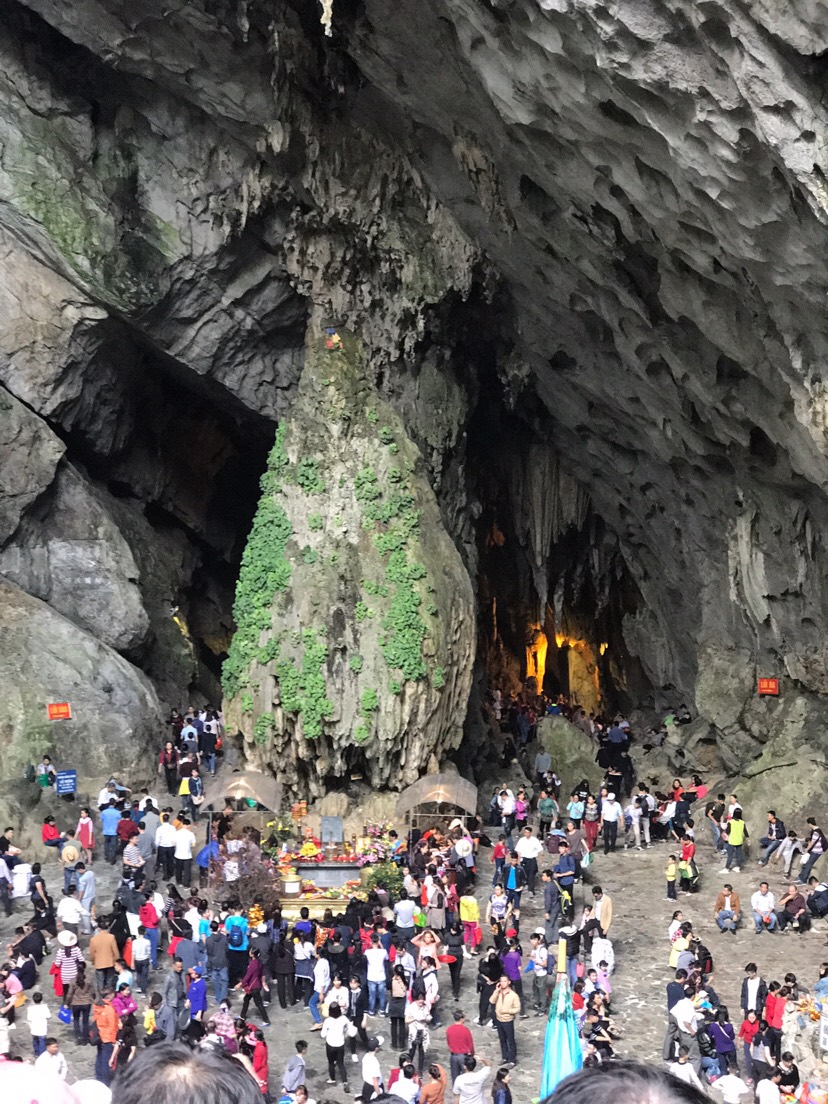 Huong Tich Cave with crowd