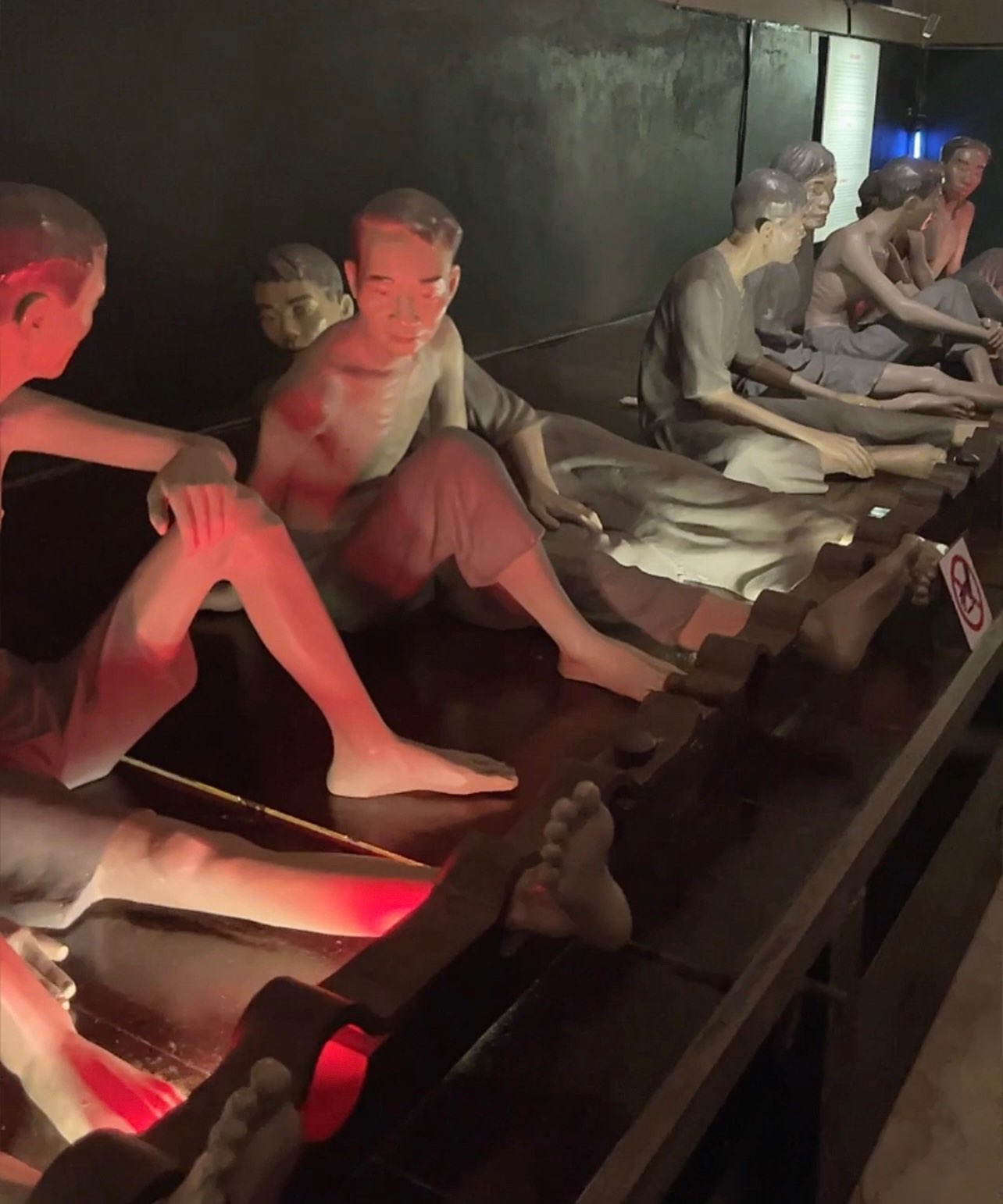 hoa-lo-prison-memorial-room
